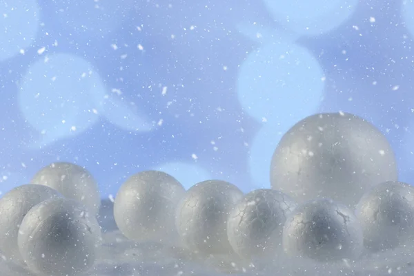 休日のライトを背景にした装飾的な雪玉とクリスマスの組成 — ストック写真