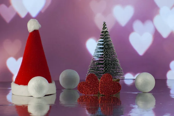 Новорічна композиція з різдвяною ялинкою, шапочкою Санта-Клауса, подарунковою або подарунковою коробкою на фоні святкових вогнів — стокове фото
