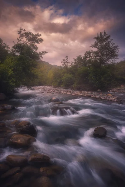 Hermosa larga exposición de un río en Georgia. Montañas del Cáucaso —  Fotos de Stock