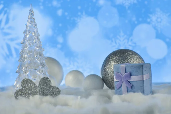 Composición navideña con árbol de Navidad, corazones, caja de regalo o regalo y bolas de nieve decorativas contra luces navideñas — Foto de Stock