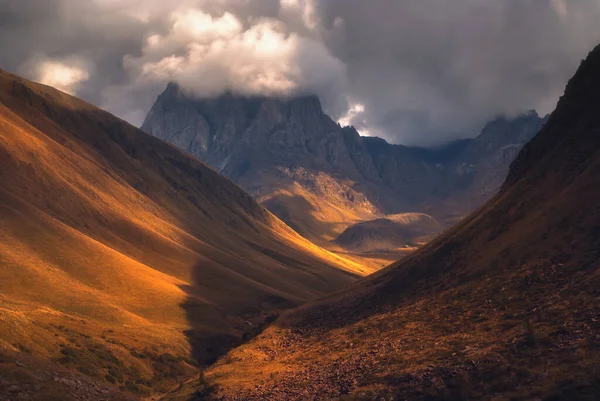 美丽的伊甸园秋天的风景在高加索高山上 — 图库照片