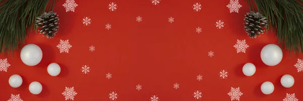 Vrolijk kerstfeest en vrolijke feestdagen wenskaart, frame, banner, dennenappels en decoratieve sneeuwballen — Stockfoto