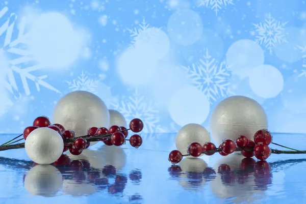休日のライトを背景にした装飾的な雪玉とクリスマスの組成 — ストック写真
