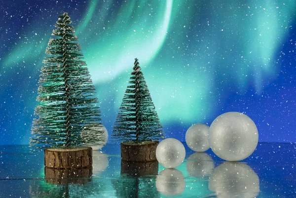 Karácsonyi kompozíció karácsonyfákkal és dekoratív hógolyókkal ünnepi fényekkel háttér — Stock Fotó