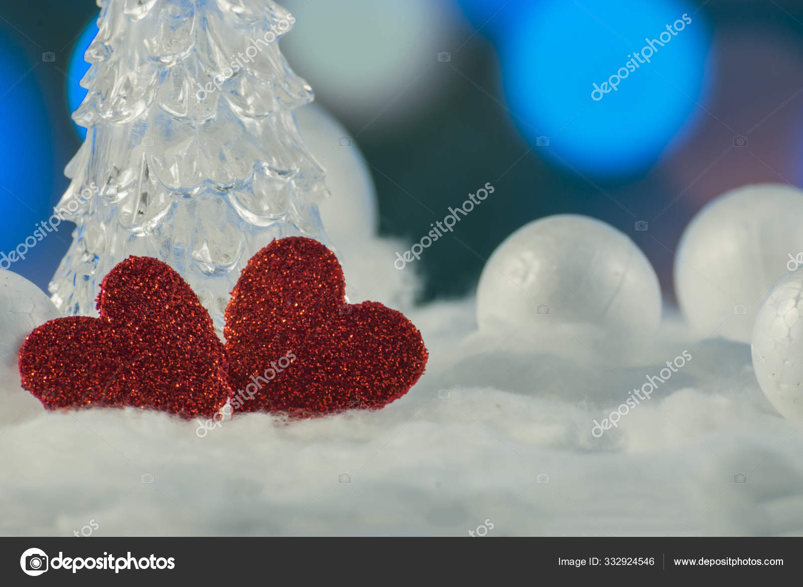 两颗心在一个美丽的雪冬背景上在一起 爱与情人节的概念 图库照片 C Sozelmel