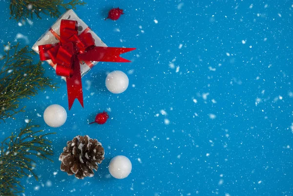 Navidad y Año Nuevo fondo de vacaciones. Tarjeta de felicitación. Regalo de Navidad y adornos sobre fondo azul — Foto de Stock