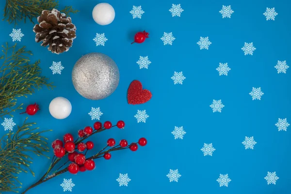 Navidad y Año Nuevo fondo de vacaciones. Tarjeta de felicitación. Adornos sobre fondo azul — Foto de Stock