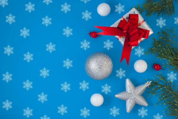 Fondo de Navidad con hermoso regalo o caja de regalo, estrella y bola de nieve decorativa, vacaciones. Vista superior — Foto de Stock