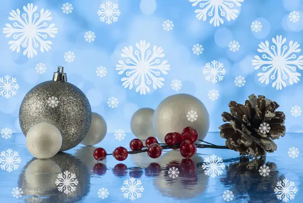 Composición navideña con cono de pino y bolas de nieve decorativas sobre fondo de luces navideñas — Foto de Stock