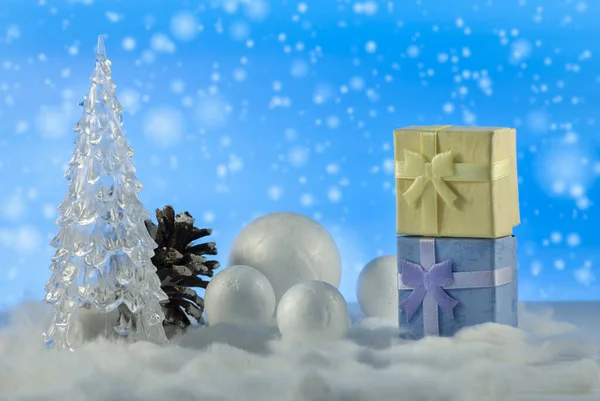 Новорічна композиція з ялинкою, подарунковою або подарунковою коробкою та декоративними сніжками на святкових вогнях — стокове фото