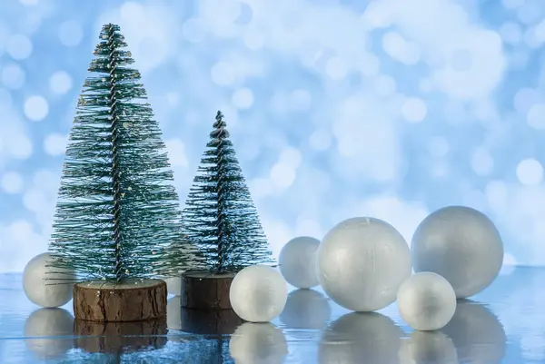 クリスマスツリーと休日のライトを背景にした装飾的な雪玉とクリスマス組成 — ストック写真