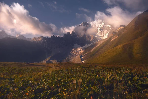 Hermoso verano Vista de la cordillera del Cáucaso en Racha, Georgia — Foto de Stock