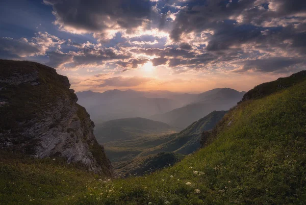Vista mágica del amanecer de las montañas del Cáucaso en Georgia — Foto de Stock