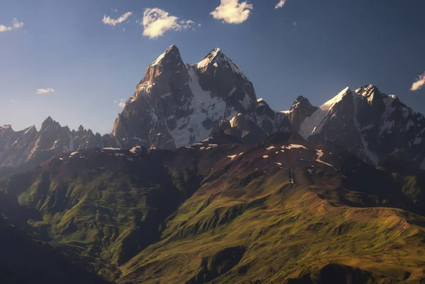 Berget Ushba. En av de mest anmärkningsvärda topparna i Kaukasusbergen — Stockfoto