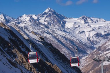 Gürcistan 'daki Kobi ve Gudauri kayak merkezleri arasında bir teleferik. Kafkas Dağları