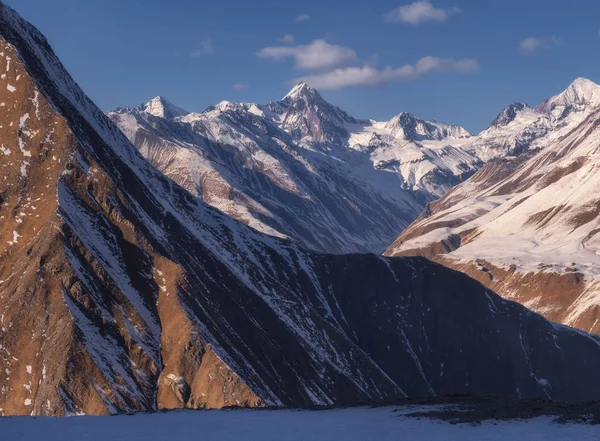 Vista de la cordillera del Cáucaso en Georgia. paisaje de invierno — Foto de Stock