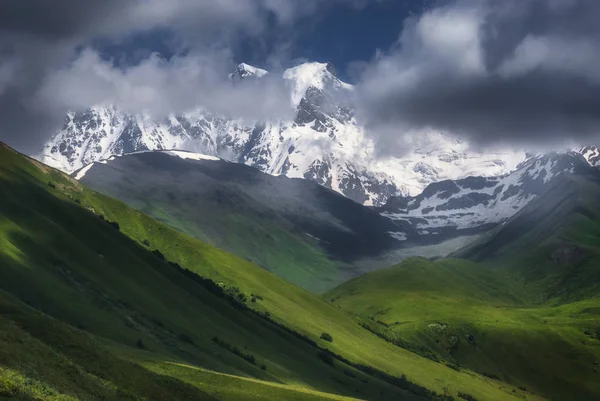 Vacker dimmig utsikt över Kaukasus bergskedja i Svaneti, Georgien — Stockfoto