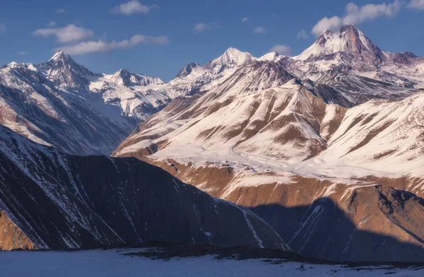 Vista de invierno de la montaña Kazbek en Georgia — Foto de Stock