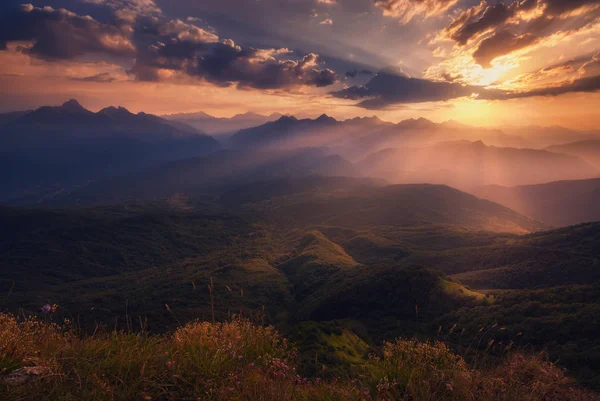 Восход солнца в горах Кавказа в Грузии — стоковое фото
