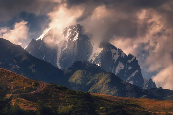 Hermosa vista de verano de la cordillera del Cáucaso en Svaneti, Georgia — Foto de Stock