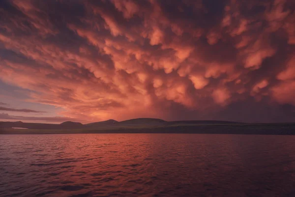 Nach dem Sturm. schöne rote Wolken über dem See nach Regen — Stockfoto
