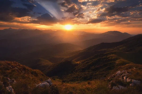 Işık huzmeleri bulutların arasından geçer, güzel dağ manzaraları, Georgia, Kafkasya