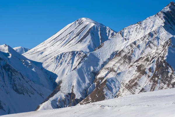 冬のコーカサス地方山の景色。ジョージア州の峠を越えます。グダウリ地区. — ストック写真