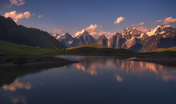 Vista magica del lago Koruldi a svaneti. Montagne del Caucaso. Georgia — Foto Stock