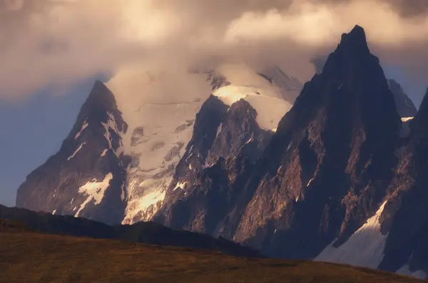 Beautiful summer View of the Caucasus mountain range in Svaneti, Georgia — 스톡 사진