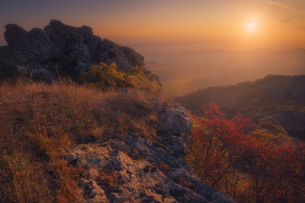 Hermoso paisaje otoñal idílico en las montañas del Cáucaso — Foto de Stock