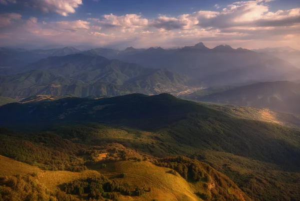 Красочное место в горах Кавказа. Сцена под открытым небом в верхней раче — стоковое фото