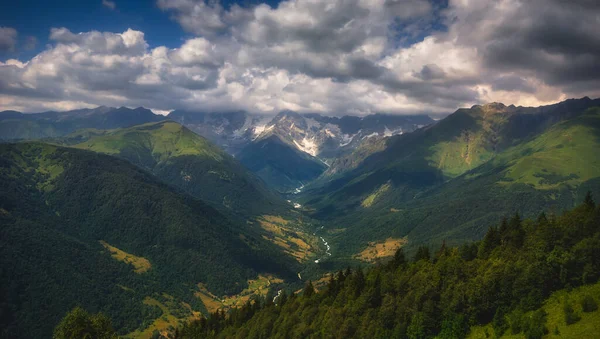 Beautiful summer View of the Caucasus mountain range in Racha, Georgia — Stock Photo, Image