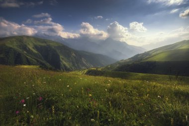 Kafkas Dağları renkli yerde. Üst racha güzel açık sahne