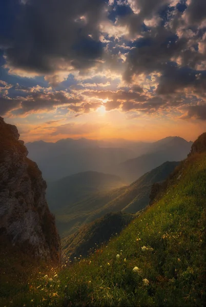 Восход солнца в горах Кавказа в Грузии — стоковое фото