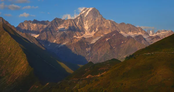 Late summer view of caucasus mountains in Georgia. Mount Burdjula in Racha — Stockfoto