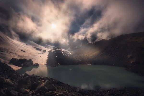 Vacker Dimmig Solnedgång Över Fjällsjö Och Glaciär Efter Regn — Stockfoto