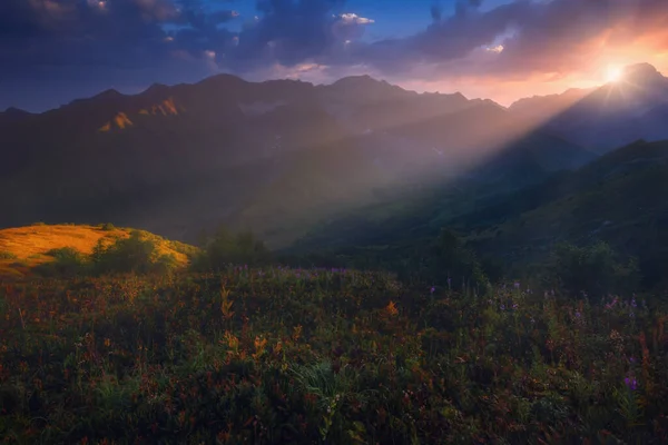 Los Rayos Luz Pasan Través Las Nubes Hermoso Paisaje Montaña — Foto de Stock