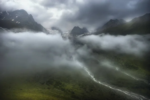 Τοπίο Της Μαγευτικής Ομίχλης Κοιλάδας Στη Γεωργία Καύκασο Βουνά — Φωτογραφία Αρχείου
