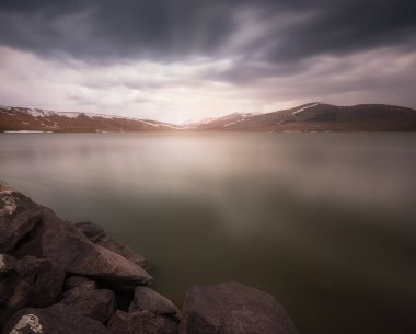 Dağ gölünde sonbahar günbatımı. Georgia mı? Kafkas bölgesi