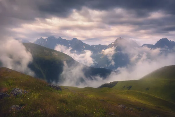 ジョージアの魔法の霧の谷 雨の後のコーカサス山脈の風景 — ストック写真