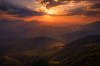 Kafkasya Dağları 'nda gün doğumu. Güzel İdilik yaz manzarası