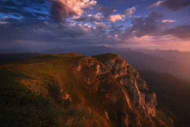 Işık huzmeleri bulutların arasından geçer, güzel dağ manzaraları, Georgia, Kafkasya