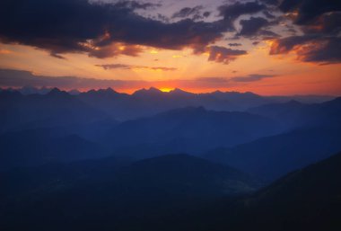 Işık huzmeleri bulutların arasından geçer, güzel dağ manzaraları, Georgia, Kafkasya