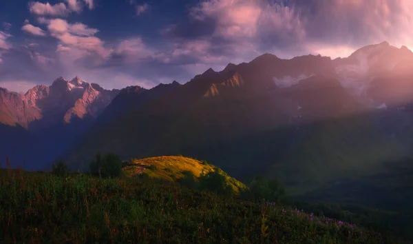 Восход Над Кавказскими Горами Красивый Идиллический Летний Пейзаж — стоковое фото