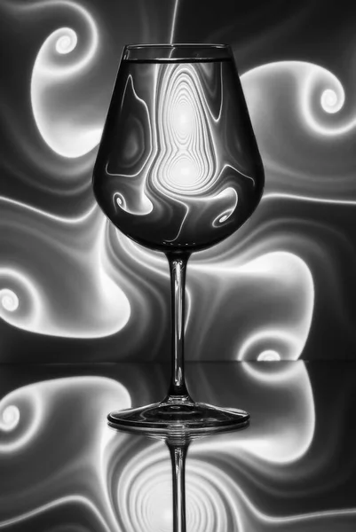 水のガラスを通して見られるパターン歪み 静物画 — ストック写真