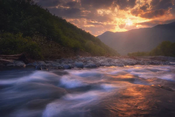 Schöner Sonnenuntergang Über Dem Schnell Fließenden Gebirgsfluss Kaukasus Racha — Stockfoto