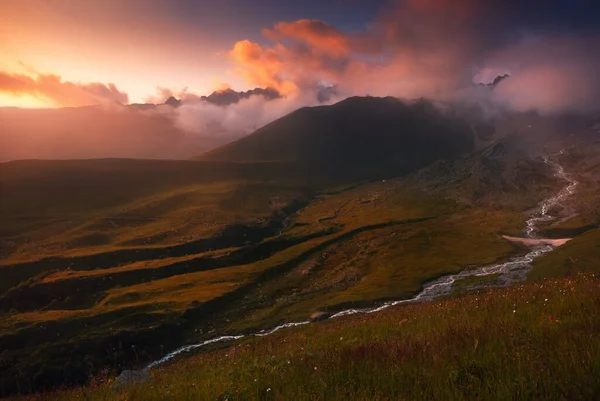 最後の光だ グルジアのコーカサス山脈の眺め 夏の風景 — ストック写真