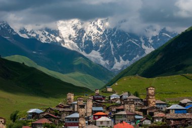 Yukarı Svaneti, Gürcistan 'daki Ushguli köyünün manzarası. Savunma kuleleri ve taş evler