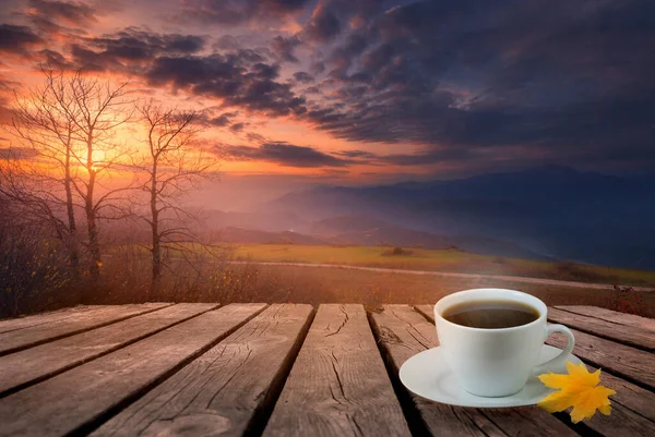 Kaffeetasse Auf Holztisch Und Blick Auf Schönen Sonnenuntergang Oder Sonnenaufgang — Stockfoto