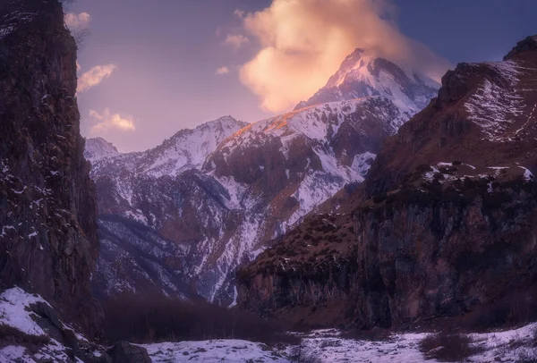 Paisaje Vista Una Hermosa Escena Montaña Brumosa Kazbek Invierno — Foto de Stock